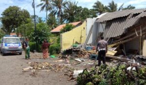 Akibat Rem Blong Truk Menabrak Warung Di pasar Ranuyoso