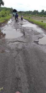 Pengguna Jalan Minta Segera Ada Perbaikan Jalan yang Terhubung Dua Desa