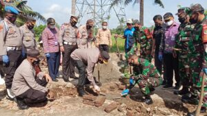 Oleh Kapolres Metro Tangerang Peletakan Bantu Pertama Terhadap Musibah Angin Puting Beliung Rumah Roboh.