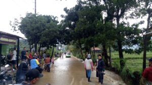 Dampak Mmeluapnya Air Sungai Akibat Hujan. Tanggul Di Beberapa Wilayah Kabupaten Karawang Jebol