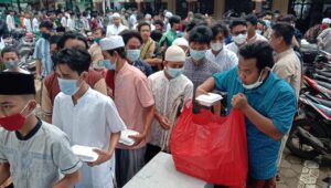 Hari Jumat Masjid Jami Anas Bani Malik Pondok Bahar Bagi Nasi Sampai 700 Kotak