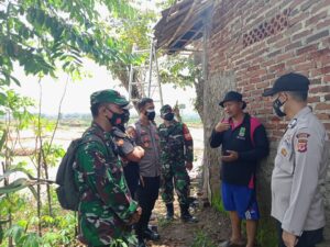 Puluhan Rumah Di Karawang  Di Hajar Angin Puting Beliung 