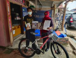 Medsos Instagram @Sudut Istana  Relawan TBM Cahaya Ilmu Mekar Baru Bopong Hadiah Sepeda Dari Presiden RI