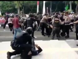 Viral, Oknum Polisi Banting Mahasiswa Demonstran di Tangerang Hingga Kejang