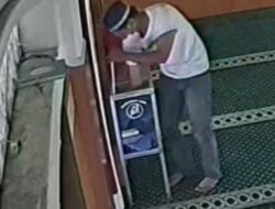 Pura Pura Sholat, Seorang Pria Bobol Kota Amal Masjid Terekam CCTV