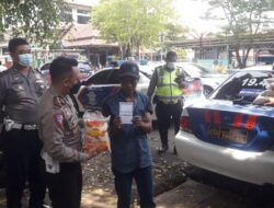 Ops Keselamatan Polres Ciko, Melaksanakan Bansos Kepada Warga ditengah pandemi Covid19.