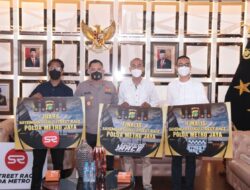 Kapolda Memberikan Apresiasi Kepada 3 Finalis Sayembara Logo Street Race Polda Metro Jaya
