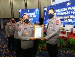 Bid Humas Polda Metro Jaya Meraih Peringkat Satu Dan Menerima Piagam Penghargaan