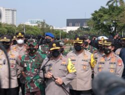 Kapolda Metro Bersama Dengan Pangdam Jaya Pimpin Apel Pasukan Kesiapan Pengamanan Unjuk Rasa Elemen Mahasiswa BEM