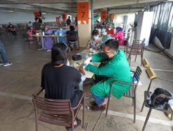 Polsek Kelapa Dua Tak Kenal Waktu Layani Warga Vaksin Booster