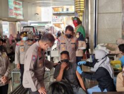Sebanyak 1085 Orang Tervaksinasi, Polda Metro Jaya Gelar Akselerasi Percepatan Vaksin di Pasar Tanah Abang