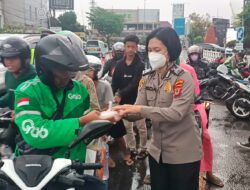 KOMPOL R. ARIANI Selaku Pakor Polwan Pimpin Srikandi Polres Ciko Bagikan Ratusan Tajil