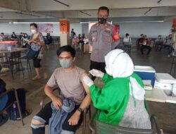 Tak kenal Hari Polsek Kelapa Dua Tetap Layani Warga Vaksin Booster