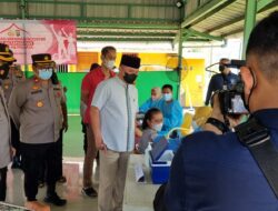 Kunjungi Lokasi Vaksinasi di Beji Depok, Kapolda Menyapa dan Berinteraksi dengan Masyarakat