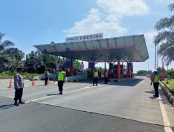 Mengantisipasi Masyarakat Yang Mendahului Mudik Polsek Terisi Bersama Petugas Gabungan Menempati Pos Pam Get Tol Cikedung