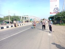 Jelang Ops Ketupat Lodaya 2022, Polsek Sukra Melakukan Himbauan Terhadap Para Penyapu Uang Koin di Jembatan SewoP