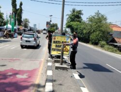Polisi Pasang Baliho Himbuan di Jalan Raya Pantura Wilayah Kecamatan Kandanghaur