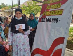 Polresta Cirebon Salurkan Bantuan Minyak Goreng Kepada Ribuan Warga
