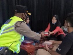 Kapolsek Losarang Bagikan Makan Sahur Kepada Pemudik