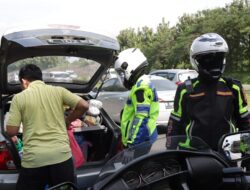 Aksi Mulia Kapolres Indramayu Bantu Pemudik Yang Alami Pecah Ban Di Tol Cipali