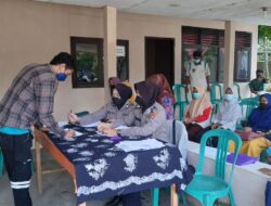 Polresta Cirebon Salurkan Bantuan Minyak Goreng Kepada Warga Weru Klangenan Dan Gempol