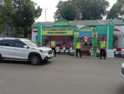 Anggota Pos Yan Melakukan Pengaturan Lalu Lintas Di Perempatan Yogya Toserba Indramayu