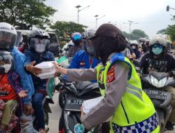 Sebanyak 250 Paket Untuk Buka Puasa Dibagikan Kepada Pemudik Di Jembatan Timbang Losarang