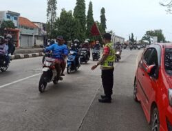 Polisi Atur Arus Lalu Lintas Di Depan Pos PAM Pasar Eretan