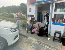 Polisi Polres Ciko Jabar Bantu Pemudik Yang Pingsan Saat Di Rest Area 208.B Tol Palikanci