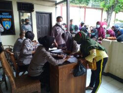 Polresta Cirebon Salurkan Bantuan Minyak Goreng kepada Warga Astanajapura Dan Losari