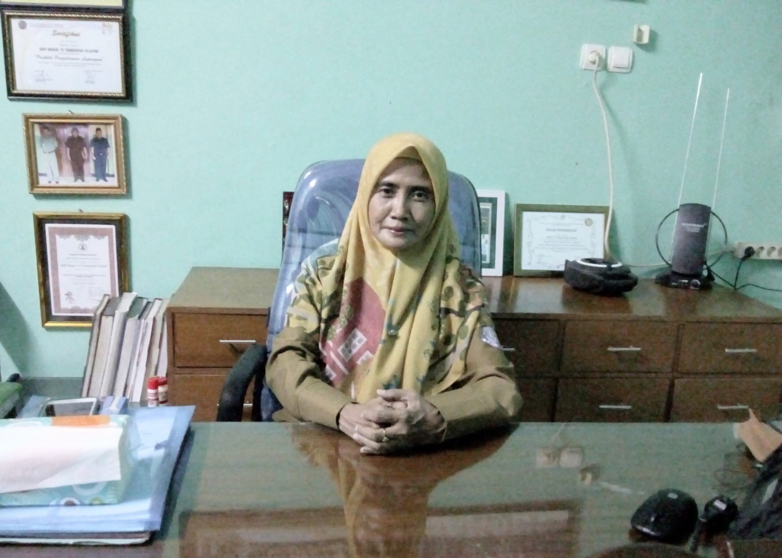 Mulmis Wariyanti M.Pd selaku Kepala Sekolah SMPN 12 Kota Tangerang Selatan (Edon/BantenOne.com)