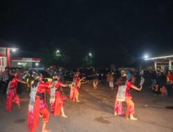 Polresta Cirebon Hibur Pemudik Arus Balik di SPBU Tegalkarang Tampilkan Tari Topeng dan Kuliner