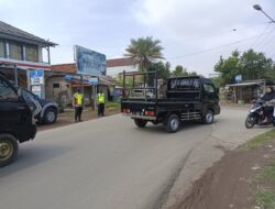 Polsek Terisi Lakukan Pengaturan Arus Lalu Lintas Di Jalan Raya Rajasinga