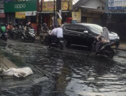 Miris, Pengguna Jalan Raya Ceger Tangsel Terganggu Akibat Genangan Air