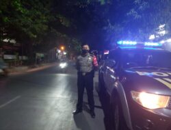 Gatur Lalin Pagi Polisi Bantu Masyarakat Dan Anak Sekolah Menyebrangin Jalan