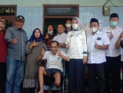 Wakil Bupati Cirebon Hj.Wahyu Tjiptaningsi Berikan Bantuan Kursi Roda Pada Wartawan Senior Wastija