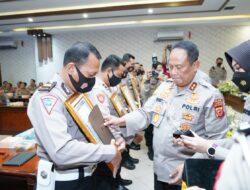 Berhasil Wujudkan Kamseltibcarlantas Saat Arus Mudik Dan Balik KBO Satlantas Diganjar Penghargaan Dari Kapolda Jabar