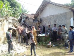 Rumah Warga  Roboh Diterjang Angin Puting Beliung di Cijeruk Bogor