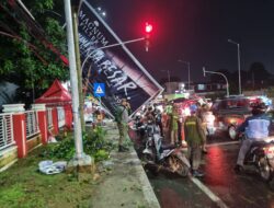 Hujan Disertai Angin Robohkan Baliho Di Ciputat Tangsel