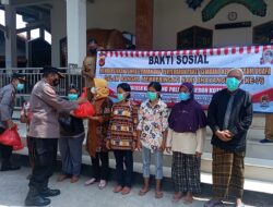 Kapolsek Kedawung Turun Ke Warga Bagikan Bansos Dalam Rangka HUT Bhayangkara Ke-76