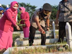 Kapolresta Cirebon Pimpin Ziarah Dan Tabur Bunga Di TMP Cakrabuana Peringati HUT Bhayangkara Ke-76