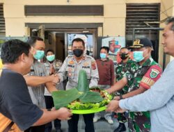 Polsek Seltim Ciko Dapatkan Kue Hari Bhayangkara Ke-76 Dari Koramil 1402 Harjamukti