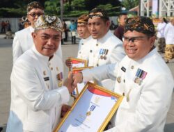 Wali Kota Cirebon Memberikan Penghargaan Kepada Pejabat Pemerintah Kota