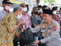 Kapolresta Cirebon Pimpin Pembagian 600 Paket Bansos Ke Warga Terdampak Kenaikan Harga BBM