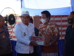 Kapolda Bersama Gubernur Jabar Bagikan 2000 Paket Bansos Kepada Nelayan Kabupaten Indramayu
