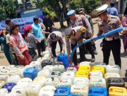 Satlantas Polres Pasuruan Salurkan Air Bersih, Disambut Gembira Ratusan Warga