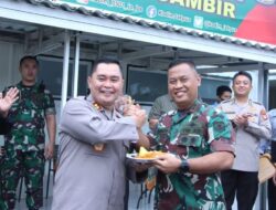Di HUT ke 77 TNI, Pangdam Jaya Diberikan Kejutan Oleh Kapolda Metro Jaya