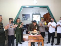 Berikan Kejutan HUT TNI ke-77, Wakapolres Cilacap Bersama PJU datangi Markas Makodim 0703/Cilacap