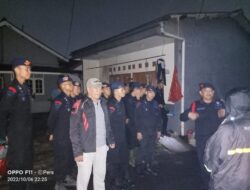 Ratusan Rumah di Bambu Apus Terendam Banjir, Puluhan Brimob Kedaung Diterjunkan Bantu Warga