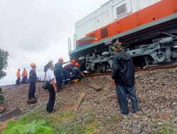 Danramil 07/ Maos Mendatangi Kecekakaan Anjlok nya Lokomotif Kereta Api Di Km Petak Jalan Antara Maos – Sikampuh